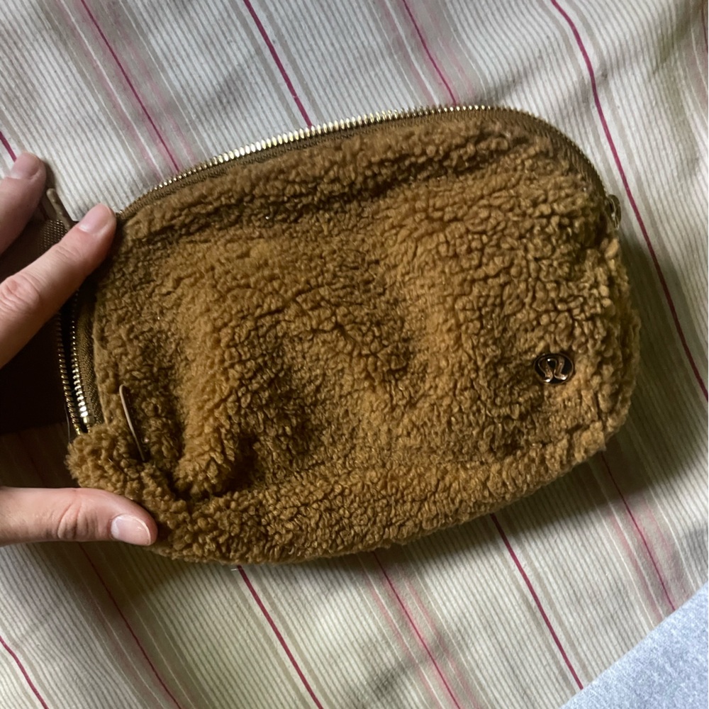 lululemon Fuzzy Sherpa 1L Belt Bag Java
